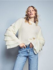 Sweter z ozdobnymi rękawami - kremowy. Białe swetry Reserved, l, bez wzorów, z dzianiny, bez ramiączek. Za 219.99 zł.
