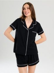 Piżama dwuczęściowa z białą lamówką - czarny. Czarne piżamy Sinsay, l, bez wzorów, bez kołnierzyka, bez ramiączek. Za 49.99 zł.