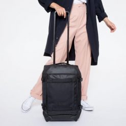 Torba podróżna Eastpak Tranverz S. Czarne torby podróżne Eastpak, bez wzorów, z materiału, duże. Za 758.65 zł.