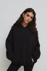 Bluza typu oversize z HAFTEM, w kolorze TOTALLY BLACK - EVANS SATIN. Czarne bluzy z kapturem Marsala, bez wzorów, z bawełny, z kapturem. Za 299.90 zł.