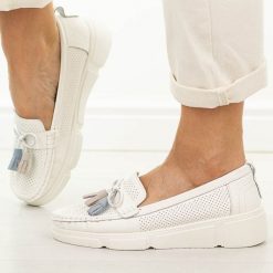 Białe skórzane mokasyny damskie Vinceza 88041. Białe mokasyny VINCEZA, w ażurowe wzory, z jeansu, z okrągłym noskiem. Za 219.00 zł.