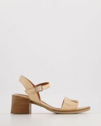 BEŻOWE SANDAŁY NA OBCASIE 012164 BEIGE. Brązowe sandały Venezia, bez wzorów, ze skóry, bez obcasa, na obcasie, bez zapięcia. Za 239.00 zł.