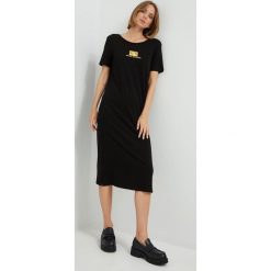 Armani Exchange sukienka bawełniana kolor czarny midi prosta. Czarne sukienki Armani Exchange, na co dzień, m, bez wzorów, z bawełny, bez kołnierzyka, bez ramiączek, midi, proste. W wyprzedaży za 159.99 zł.