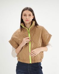 Kurtka z krótkimi rękawami. Brązowe kurtki Unisono, s, bez wzorów, z materiału, bez kaptura. Za 299.00 zł.