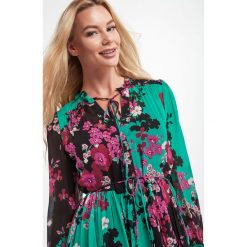 Sukienka TWINSET. Zielone sukienki Twinset Milano, bez wzorów, bez kołnierzyka, bez ramiączek, midi. Za 1,629.00 zł.