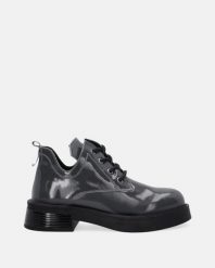 SZARE LAKIEROWANE TRZEWIKI 0032336 C-2 GREY. Szare botki Venezia, bez wzorów, z lakierowanej skóry, bez obcasa, bez zapięcia. Za 299.00 zł.