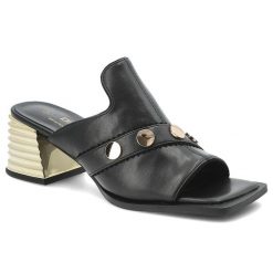 Klapki damskie S.Barski, na efektownym obcasie z metalicznym akcentem z szerokim paskiem i ozdobnymi nitami, czarne, CR61-3063. Czarne klapki S.BARSKI, z aplikacjami, ze skóry, eleganckie, z otwartym noskiem, bez obcasa, na obcasie, bez zapięcia. Za 269.90 zł.
