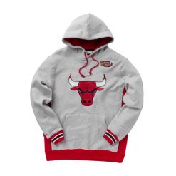 Bluza z kapturem Chicago Bulls. Szare bluzy Mitchell & Ness, bez wzorów, z kapturem, do koszykówki. Za 497.00 zł.