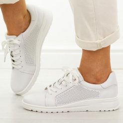 Białe skórzane półbuty damskie Potocki 19404. Białe półbuty wsuwane POTOCKI, na jesień, w ażurowe wzory, z jeansu, casualowe, bez obcasa, na płaskiej podeszwie. Za 239.00 zł.