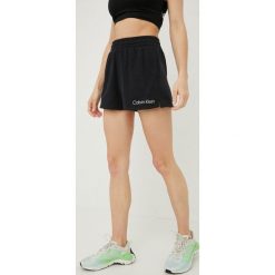 Calvin Klein Performance szorty sportowe CK Essentials damskie kolor czarny z nadrukiem high waist. Czarne szorty sportowe Calvin Klein Performance, bez wzorów, z podwyższonym stanem. W wyprzedaży za 169.99 zł.