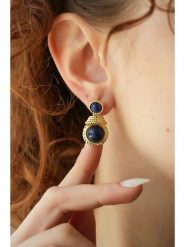 L'Atelier de Gaia Pozłacane kolczyki z lapis lazuli rozmiar: onesize. Niebieskie kolczyki L'Atelier de Gaia, z lazurytem, pozłacane. Za 117.73 zł.