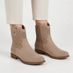 Botki damskie S.Barski, cholewka z materiału ażurowe wykończenie krótka cholewka fason zapinany na suwak pętla z tyłu stabilna niska podeszwa prosta. Brązowe botki S.BARSKI, w ażurowe wzory, bez obcasa, bez zapięcia. Za 169.00 zł.