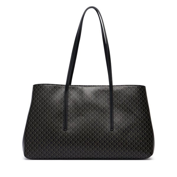 Torebka Calvin Klein. Czarne torebki klasyczne Calvin Klein, bez wzorów, klasyczne, bez dodatków. Za 649.99 zł.
