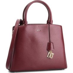 Torebka DKNY - Paige Lg Satchel R81D3326 Xod Blood Red 645. Torebki klasyczne marki DKNY. W wyprzedaży za 749.00 zł.