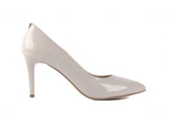 Czółenka Bayla-056 1816-686 Beż, Skóra naturalna lakierowana - 41. Brązowe czółenka Bayla, bez wzorów, z lakierowanej skóry, klasyczne, bez obcasa, bez zapięcia. W wyprzedaży za 152.10 zł.