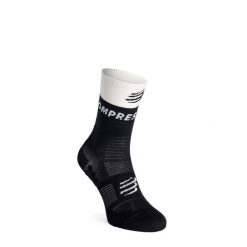 Skarpety biegowe Compressport Mid Compression Socks V2.0. Czarne skarpetki Compressport, bez wzorów. Za 102.99 zł.