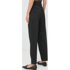 Pinko spodnie damskie kolor czarny szerokie high waist. Czarne spodnie materiałowe Pinko, bez wzorów, z materiału, z podwyższonym stanem. W wyprzedaży za 789.99 zł.