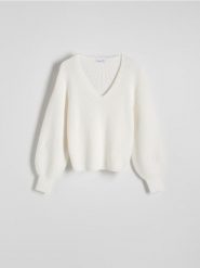 Sweter z dekoltem V - złamana biel. Swetry Reserved, l, bez wzorów, z bawełny, bez ramiączek. W wyprzedaży za 89.99 zł.