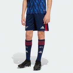 Wyjazdowe szorty dla dzieci Arsenal 25/26. Niebieskie szorty adidas, bez wzorów, sportowe. Za 179.00 zł.