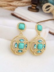 L'Atelier de Gaia Pozłacane kolczyki-wkrętki z kamieniami szlachetnymi i perłami rozmiar: onesize. Niebieskie kolczyki L'Atelier de Gaia, z cyrkonią, pozłacane. Za 74.63 zł.