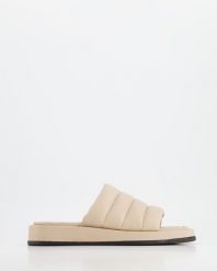 KLAPKI DAMSKIE TAS-46 BEIGE. Brązowe klapki Venezia, bez wzorów, ze skóry, bez obcasa, bez zapięcia. Za 149.00 zł.