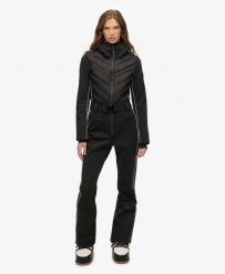 Superdry Luxe Ski Suit – dopasowany kombinezon narciarski, wodoodporny. Czarne kombinezony Superdry, z aplikacjami, z elastanu, eleganckie, bez kołnierzyka, bez ramiączek. Za 1,669.40 zł.