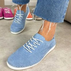 Niebieskie ażurowe skórzane półbuty damskie S.Barski 7080. Niebieskie półbuty wsuwane S.BARSKI, na jesień, w ażurowe wzory, z jeansu, casualowe, bez obcasa, na płaskiej podeszwie. Za 249.00 zł.