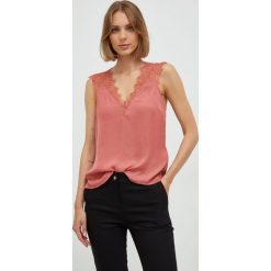 Morgan top damski kolor różowy. Czerwone topy Morgan, bez wzorów, z koronki, bez kołnierzyka, bez ramiączek. W wyprzedaży za 114.99 zł.