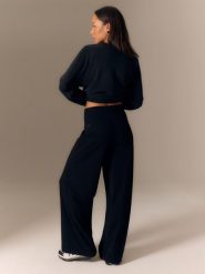 4F Spodnie dresowe z szerokimi nogawkami damskie - czarne M. Czarne spodnie dresowe 4f, bez wzorów, z dresówki. Za 149.99 zł.