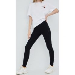 Diadora legginsy damskie kolor czarny z nadrukiem. Czarne legginsy Diadora, bez wzorów, z bawełny. W wyprzedaży za 95.99 zł.