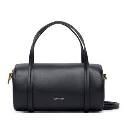 Torebka Calvin Klein. Czarne torebki klasyczne Calvin Klein, bez wzorów, klasyczne, bez dodatków. Za 489.99 zł.