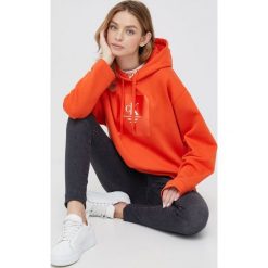 Calvin Klein Jeans bluza damska kolor pomarańczowy z kapturem z nadrukiem. Brązowe bluzy Calvin Klein Jeans, l, bez wzorów, z jeansu, bez ramiączek, z kapturem. Za 539.99 zł.