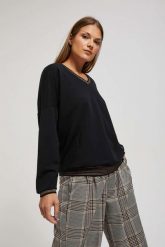 Bluza z dekoltem w serek czarna. Czarne bluzy MOODO, xs, bez wzorów, z bawełny, bez kaptura. W wyprzedaży za 29.99 zł.