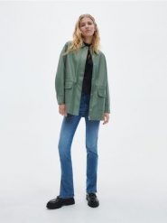 Kurtka z imitacji skóry - jasnozielony. Zielone kurtki Reserved, bez wzorów, ze skóry, bez kaptura. W wyprzedaży za 59.99 zł.