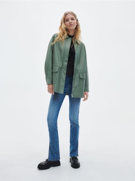 Kurtka z imitacji skóry - jasnozielony. Zielone kurtki Reserved, bez wzorów, ze skóry, bez kaptura. W wyprzedaży za 59.99 zł.