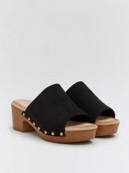 Bellucci Klapki w kolorze czarnym rozmiar: 38. Czarne klapki Bellucci, bez wzorów, klasyczne, z otwartym noskiem, bez obcasa, bez zapięcia. Za 131.45 zł.