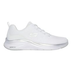 Tenisówki Skechers Model 150025s Kolor Biały. Białe trampki Skechers, bez wzorów, z materiału, sportowe, bez zapięcia. Za 525.00 zł.