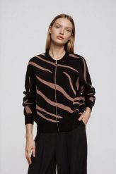 Sweter w zwierzęcy wzór czarny. Czarne swetry MOODO, l, bez wzorów, z poliamidu, bez ramiączek. Za 159.99 zł.
