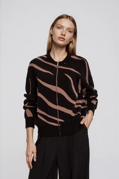 Sweter w zwierzęcy wzór czarny. Czarne swetry MOODO, l, bez wzorów, z poliamidu, bez ramiączek. Za 159.99 zł.