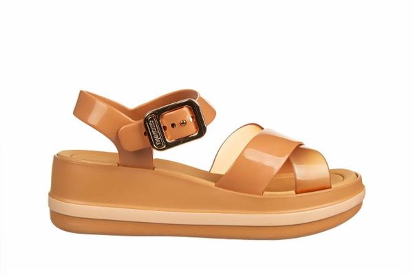 Sandały Azaleia Marie Sandal Plat Fem Dark Brown 198050, Brązowy, Tworzywo - 39. Brązowe sandały Azaleia, bez wzorów, z syntetyku, sportowe, bez obcasa, bez zapięcia. W wyprzedaży za 89.10 zł.
