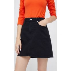 Calvin Klein Jeans spódnica jeansowa kolor czarny mini prosta. Czarne spódnice Calvin Klein Jeans, na co dzień, bez wzorów, z denimu, mini, proste. Za 359.99 zł.