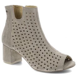 Botki damskie Maciejka, ze skóry naturalnej zamszowej z ażurową cholewką bocznym zapięciem na suwak skórzanym wnętrzem i wkładką oraz obcasem typu kl. Brązowe botki Maciejka, w ażurowe wzory, ze skóry, biznesowe, bez obcasa, bez zapięcia. Za 309.00 zł.