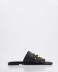 CZARNE KLAPKI Z ŁAŃCUCHEM 267040 BLACK. Czarne klapki Venezia, bez wzorów, ze skóry, bez obcasa, bez zapięcia. Za 149.00 zł.