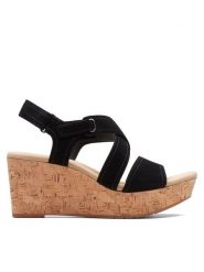 Clarks Sandały Rose Way 26171321 Czarny. Czarne sandały Clarks, bez wzorów, ze skóry, bez obcasa, na koturnie, bez zapięcia. Za 219.99 zł.