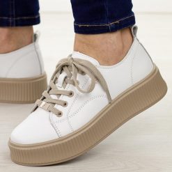 Białe skórzane półbuty damskie Filippo Dp6122/26. Białe półbuty wsuwane Filippo, na jesień, bez wzorów, ze skóry, eleganckie, z okrągłym noskiem, bez obcasa, na platformie. Za 239.00 zł.