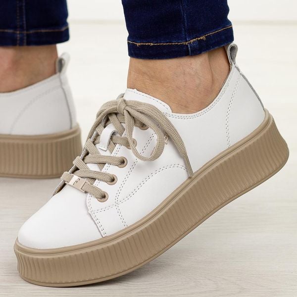 Białe skórzane półbuty damskie Filippo Dp6122/26. Białe półbuty wsuwane Filippo, na jesień, bez wzorów, ze skóry, eleganckie, z okrągłym noskiem, bez obcasa, na platformie. Za 239.00 zł.