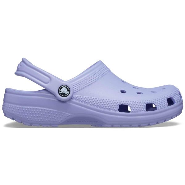 Klapki dla dorosłych Crocs Classic. Fioletowe klapki Crocs, bez wzorów, sportowe, bez obcasa, bez zapięcia. W wyprzedaży za 179.99 zł.