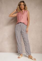 Fioletowe Bawełniane Spodnie z Kieszeniami Zdobione Geometrycznym Printem Lisariella. Fioletowe jeansy Renee, z aplikacjami, z bawełny, eleganckie. W wyprzedaży za 20.99 zł.