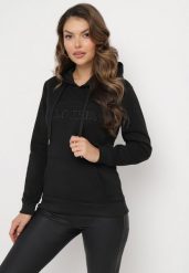 Czarna Dzianinowa Bluza z Kapturem i Haftowanym Napisem Athendra. Czarne bluzy Born2be, l, z aplikacjami, z dzianiny, casualowe, bez ramiączek, z kapturem. W wyprzedaży za 76.49 zł.