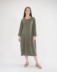 Luźna zielona sukienka. Zielone sukienki Unisono, l, bez wzorów, z tkaniny, bez kołnierzyka, bez ramiączek, midi. Za 219.00 zł.